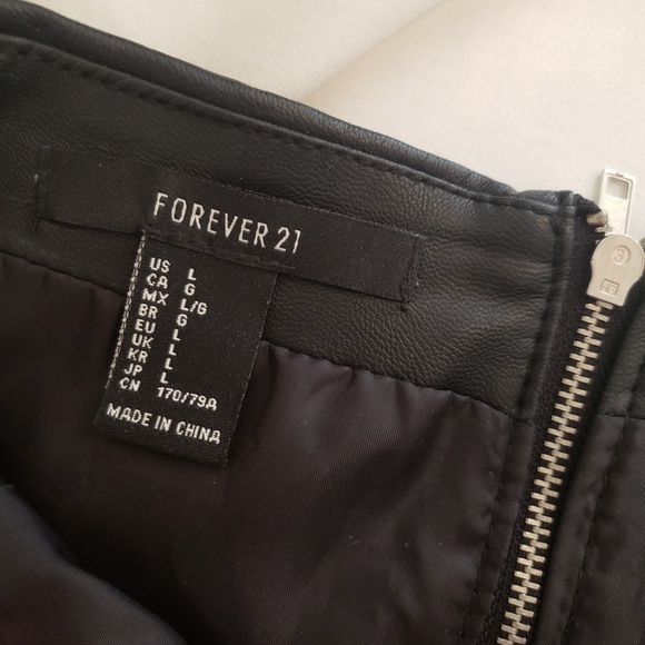 Faux Leather Mini Skirt Forever 21 - Picture 3 of 3